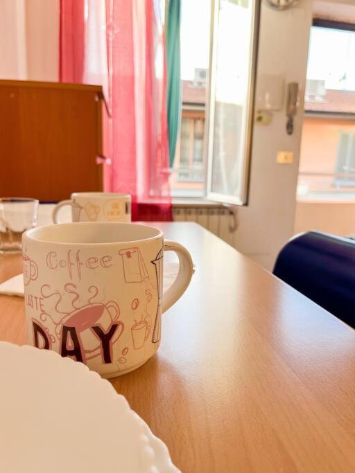 Small Flat Milano Bagian luar foto